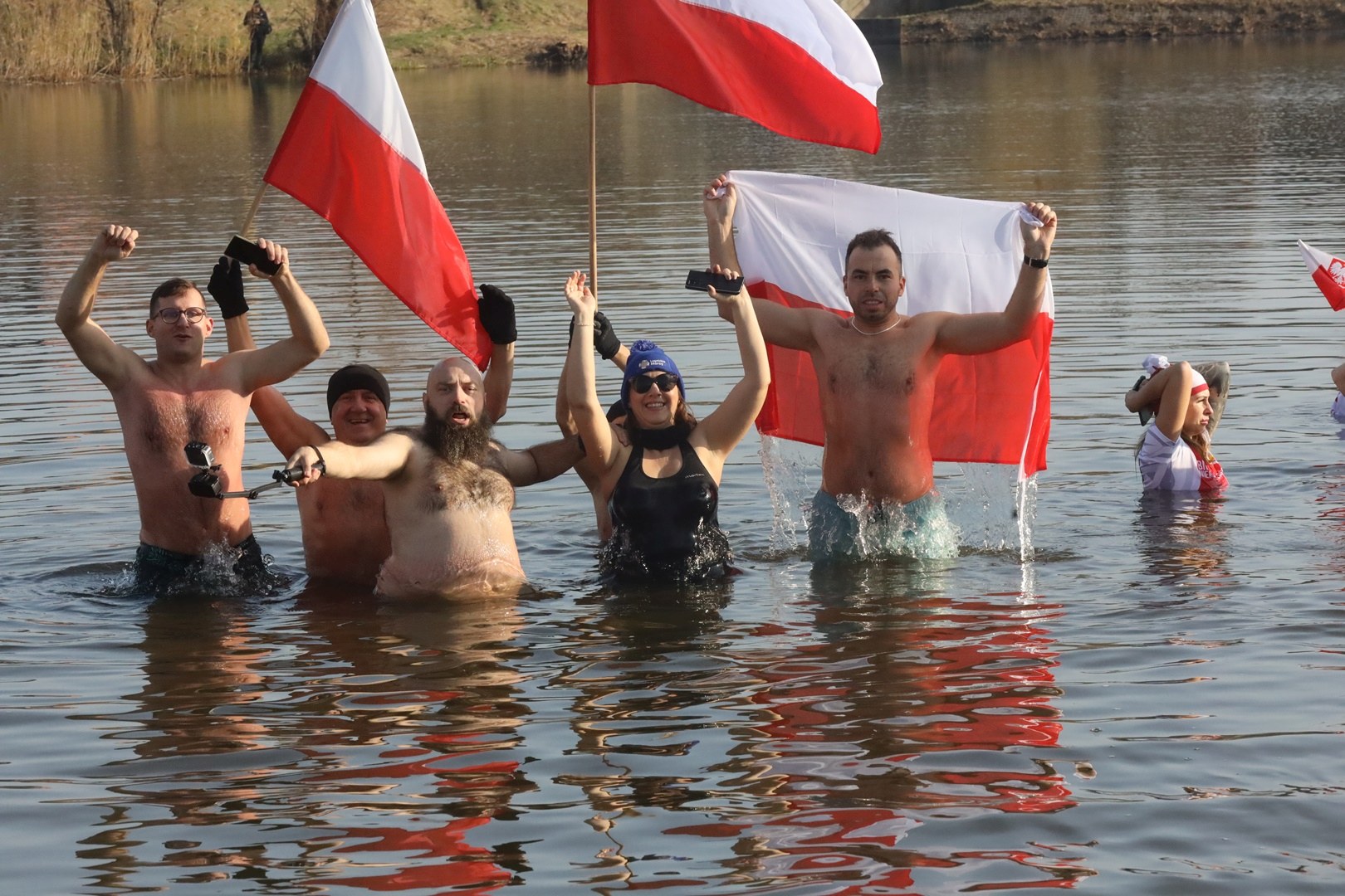 Biało-czerwone legnickie morsy zanurzyły się w wodzie