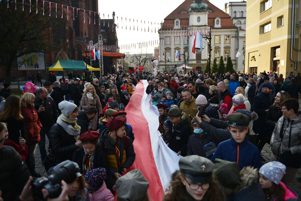 Rozwinęli biało–czerwoną w dniu święta niepodległości