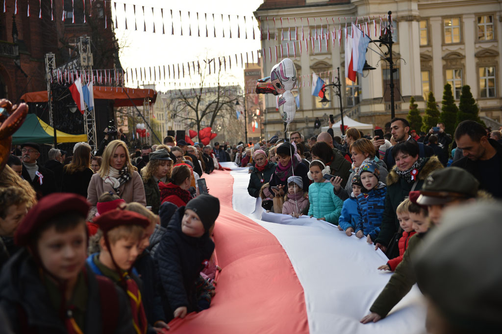 Rozwinęli biało–czerwoną w dniu święta niepodległości