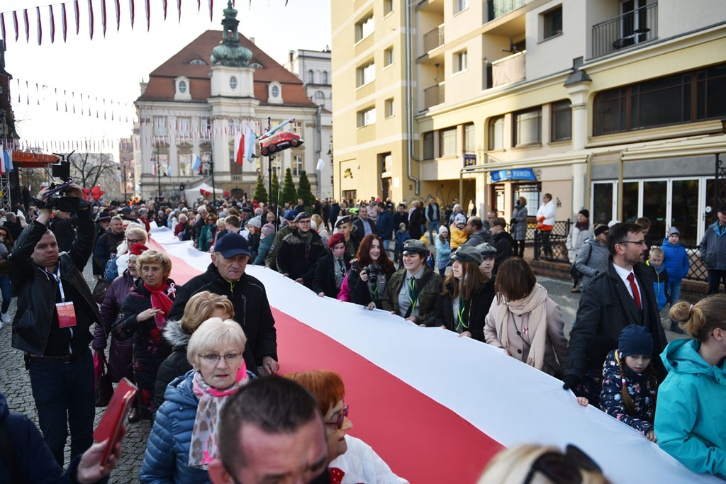 Rozwinęli biało–czerwoną w dniu święta niepodległości
