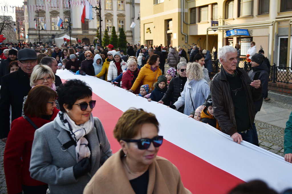 Rozwinęli biało–czerwoną w dniu święta niepodległości