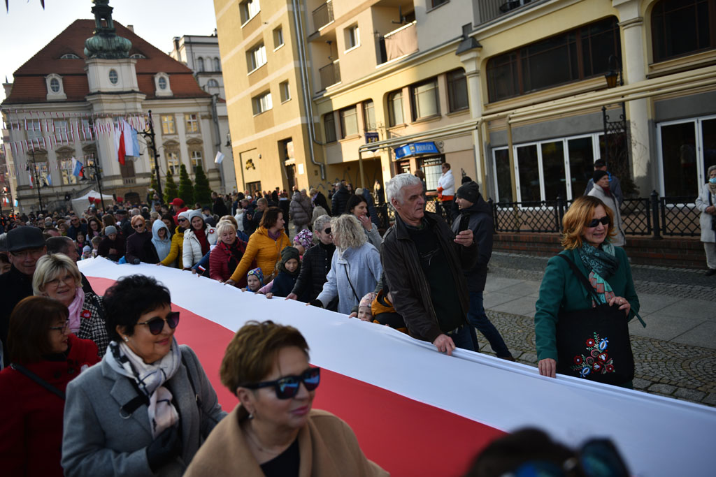 Rozwinęli biało–czerwoną w dniu święta niepodległości