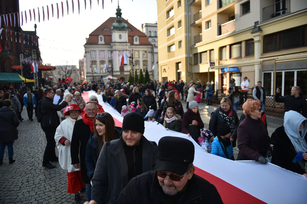 Rozwinęli biało–czerwoną w dniu święta niepodległości