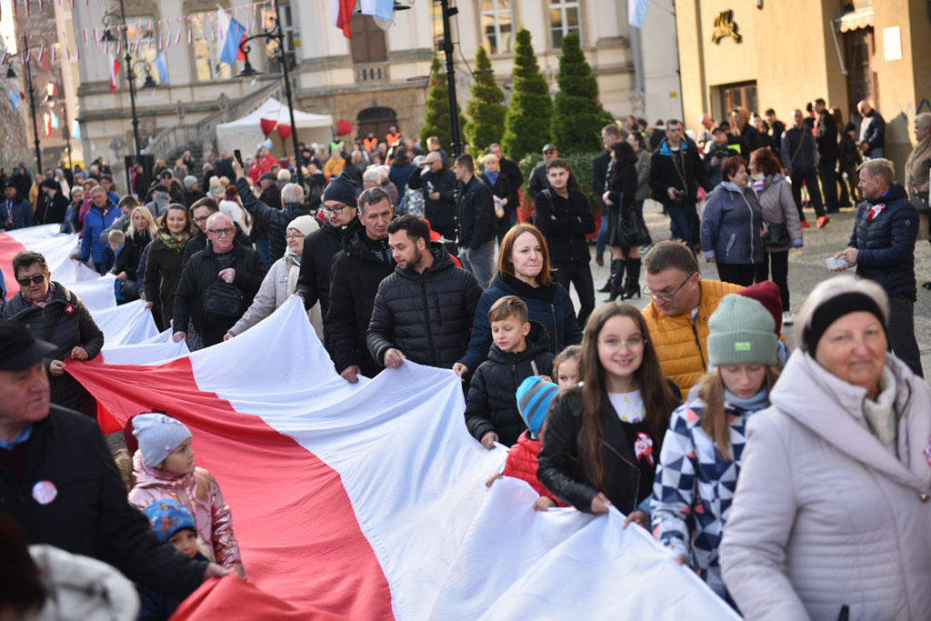 Rozwinęli biało–czerwoną w dniu święta niepodległości