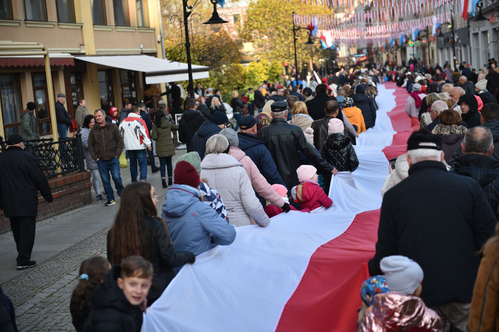 Rozwinęli biało–czerwoną w dniu święta niepodległości