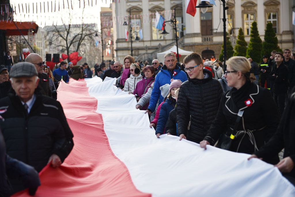 Rozwinęli biało–czerwoną w dniu święta niepodległości
