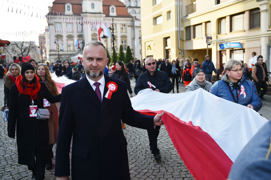 Rozwinęli biało–czerwoną w dniu święta niepodległości