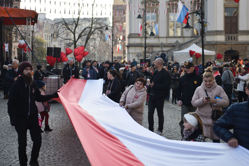 Rozwinęli biało–czerwoną w dniu święta niepodległości
