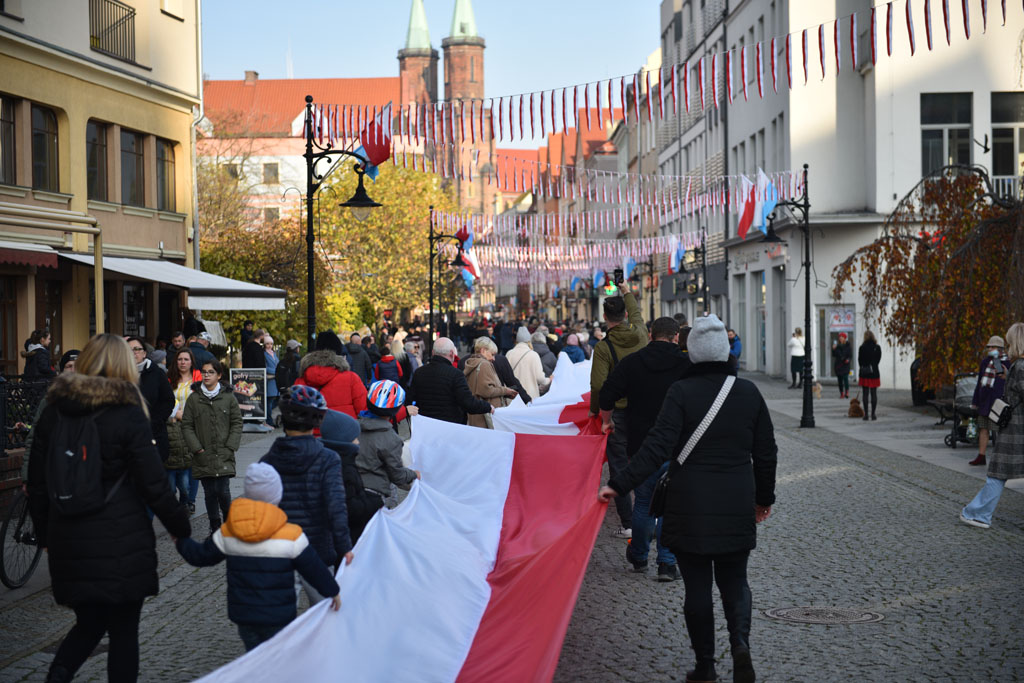 Rozwinęli biało–czerwoną w dniu święta niepodległości