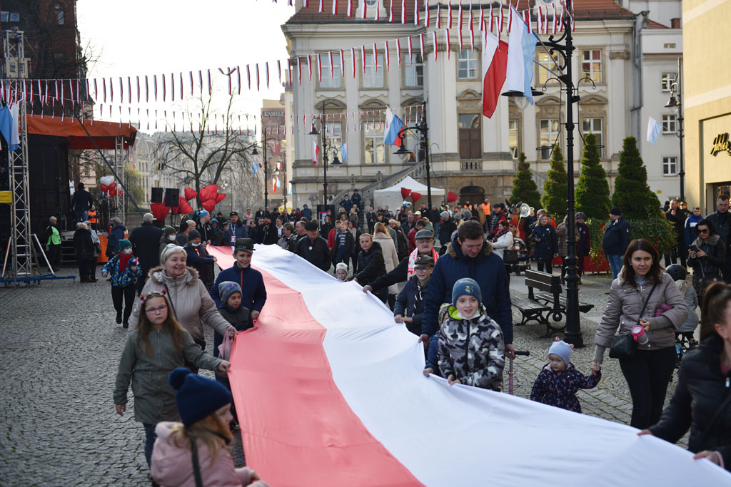 Rozwinęli biało–czerwoną w dniu święta niepodległości