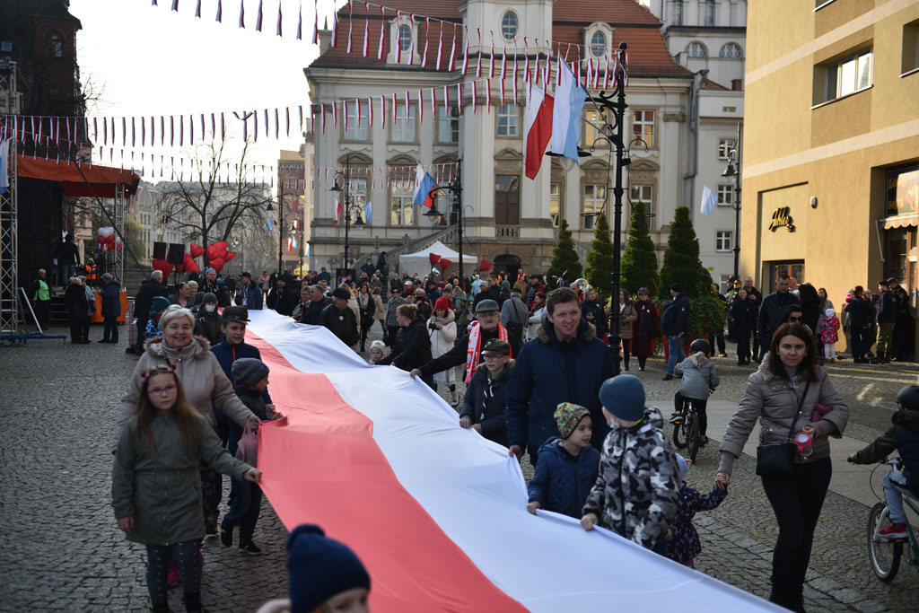 Rozwinęli biało–czerwoną w dniu święta niepodległości
