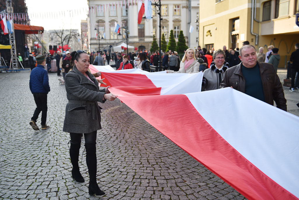 Rozwinęli biało–czerwoną w dniu święta niepodległości
