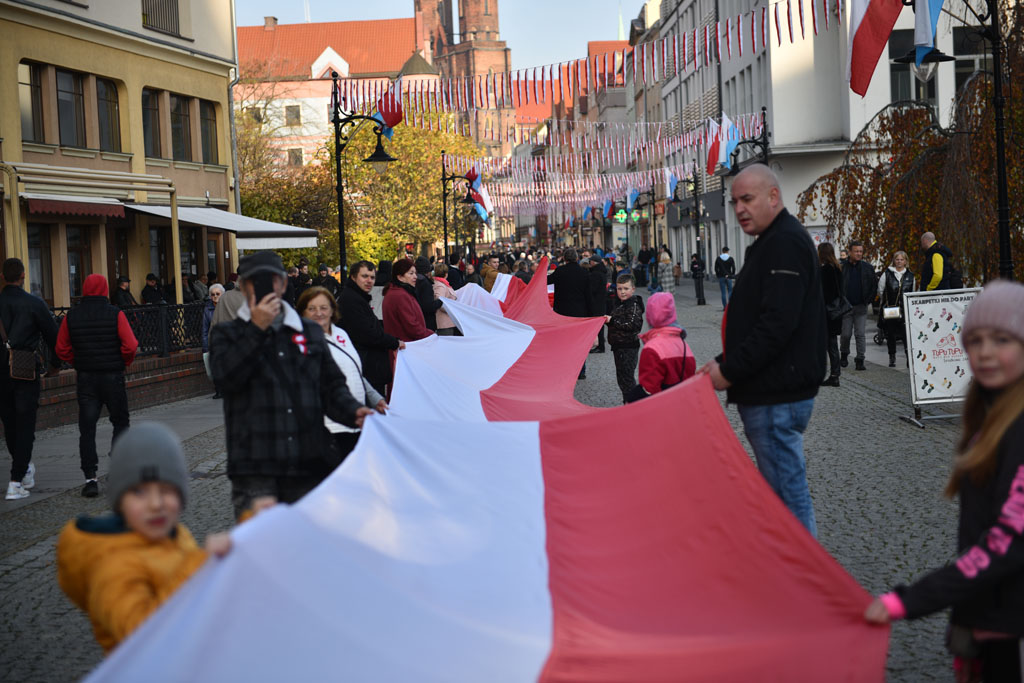 Rozwinęli biało–czerwoną w dniu święta niepodległości