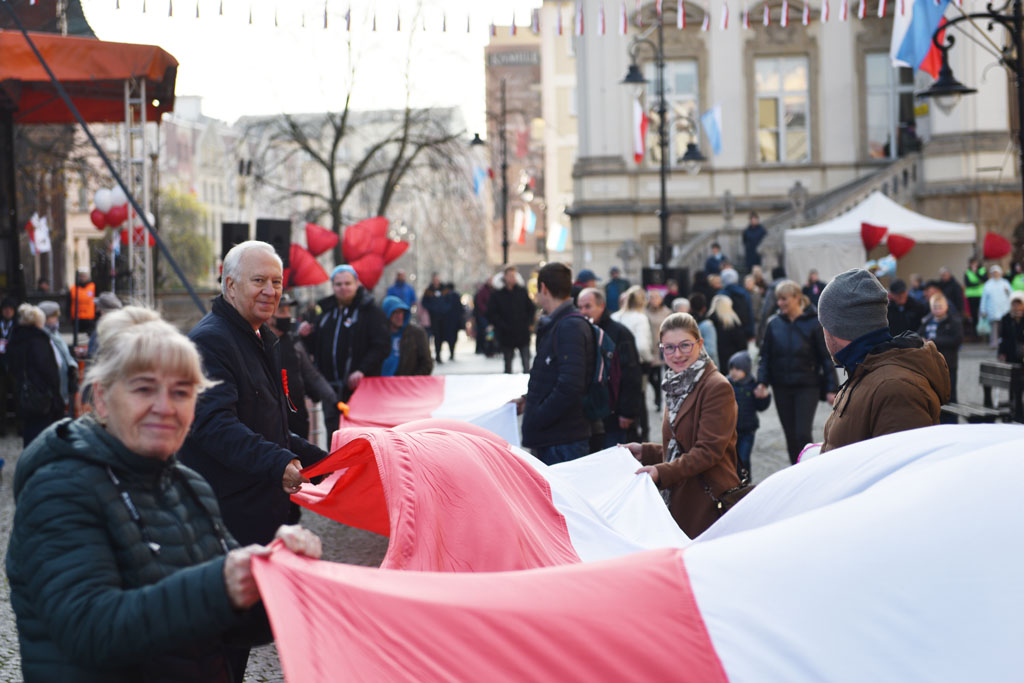 Rozwinęli biało–czerwoną w dniu święta niepodległości