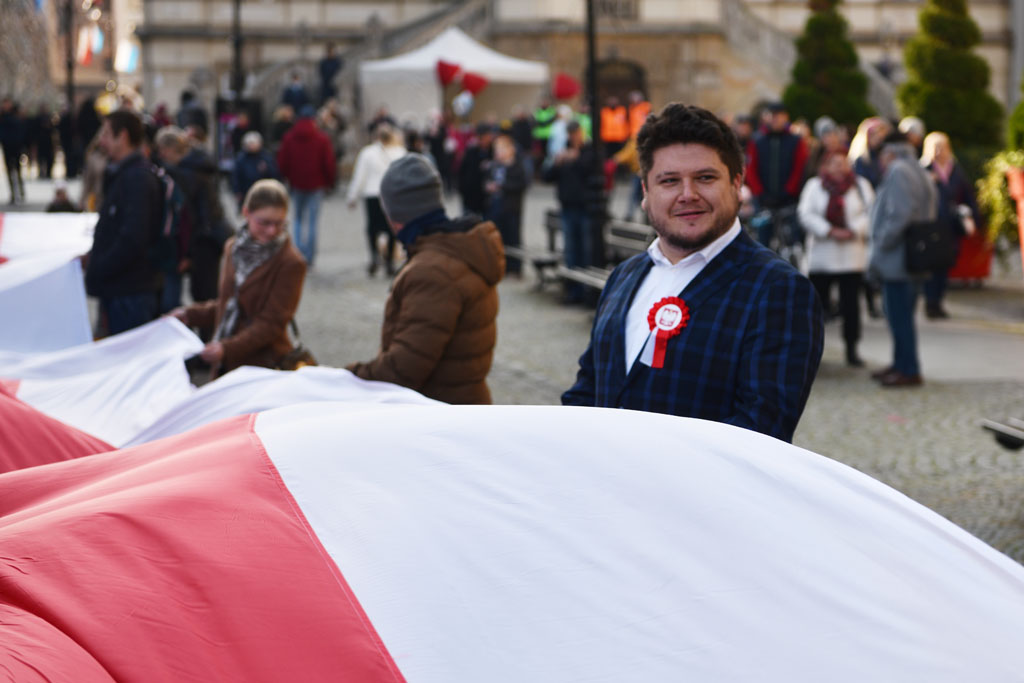 Rozwinęli biało–czerwoną w dniu święta niepodległości