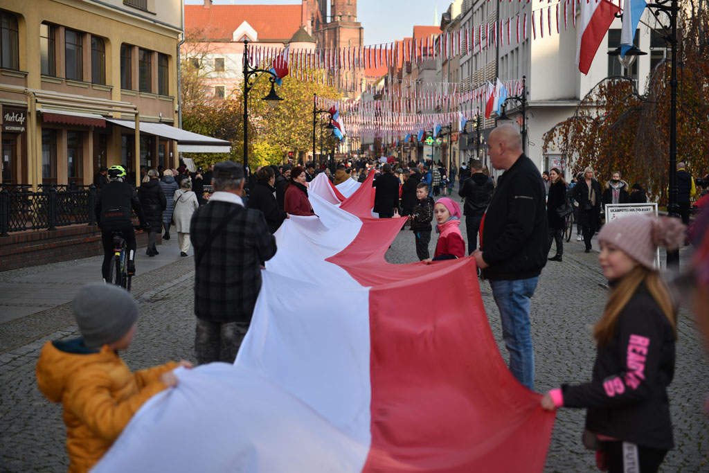 Rozwinęli biało–czerwoną w dniu święta niepodległości