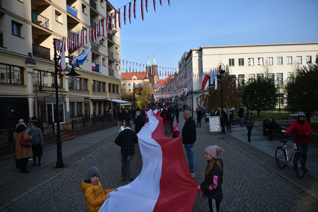 Rozwinęli biało–czerwoną w dniu święta niepodległości
