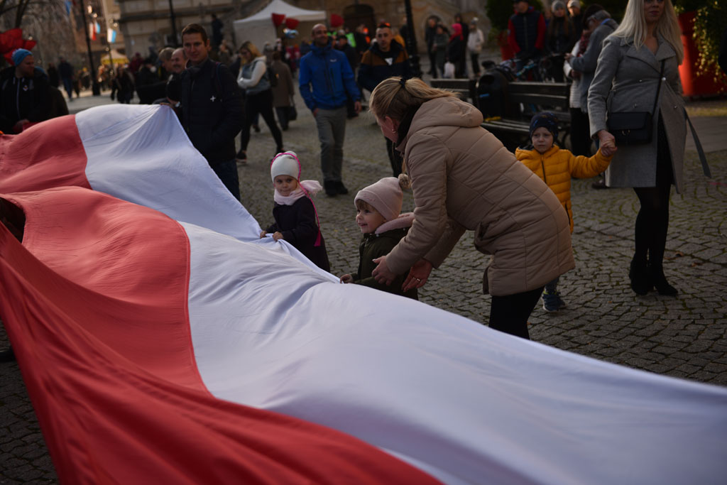 Rozwinęli biało–czerwoną w dniu święta niepodległości
