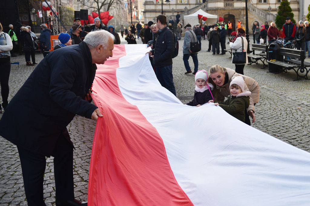 Rozwinęli biało–czerwoną w dniu święta niepodległości