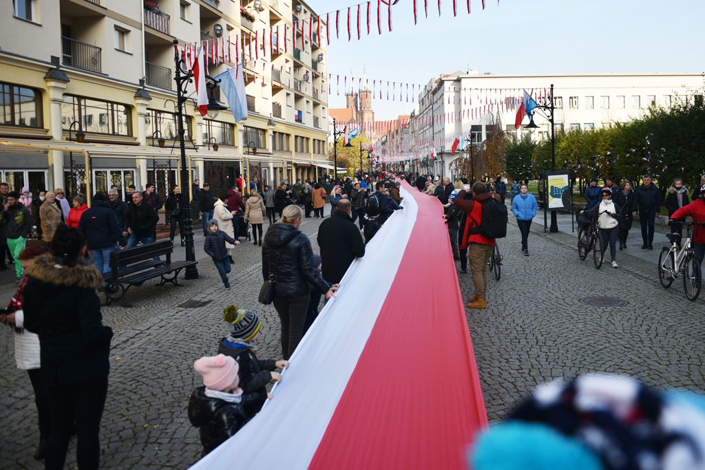 Rozwinęli biało–czerwoną w dniu święta niepodległości