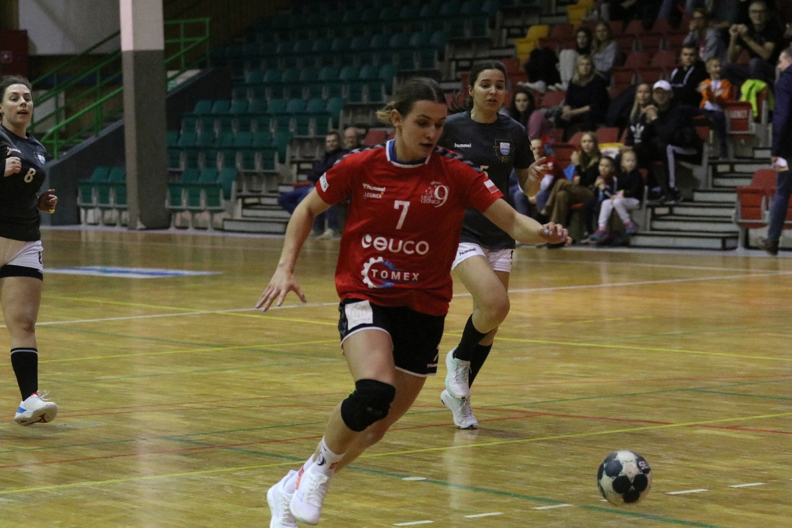 Piłkarki ręczne Dziewiątki Legnica wygrywają z Rudą Śląską
