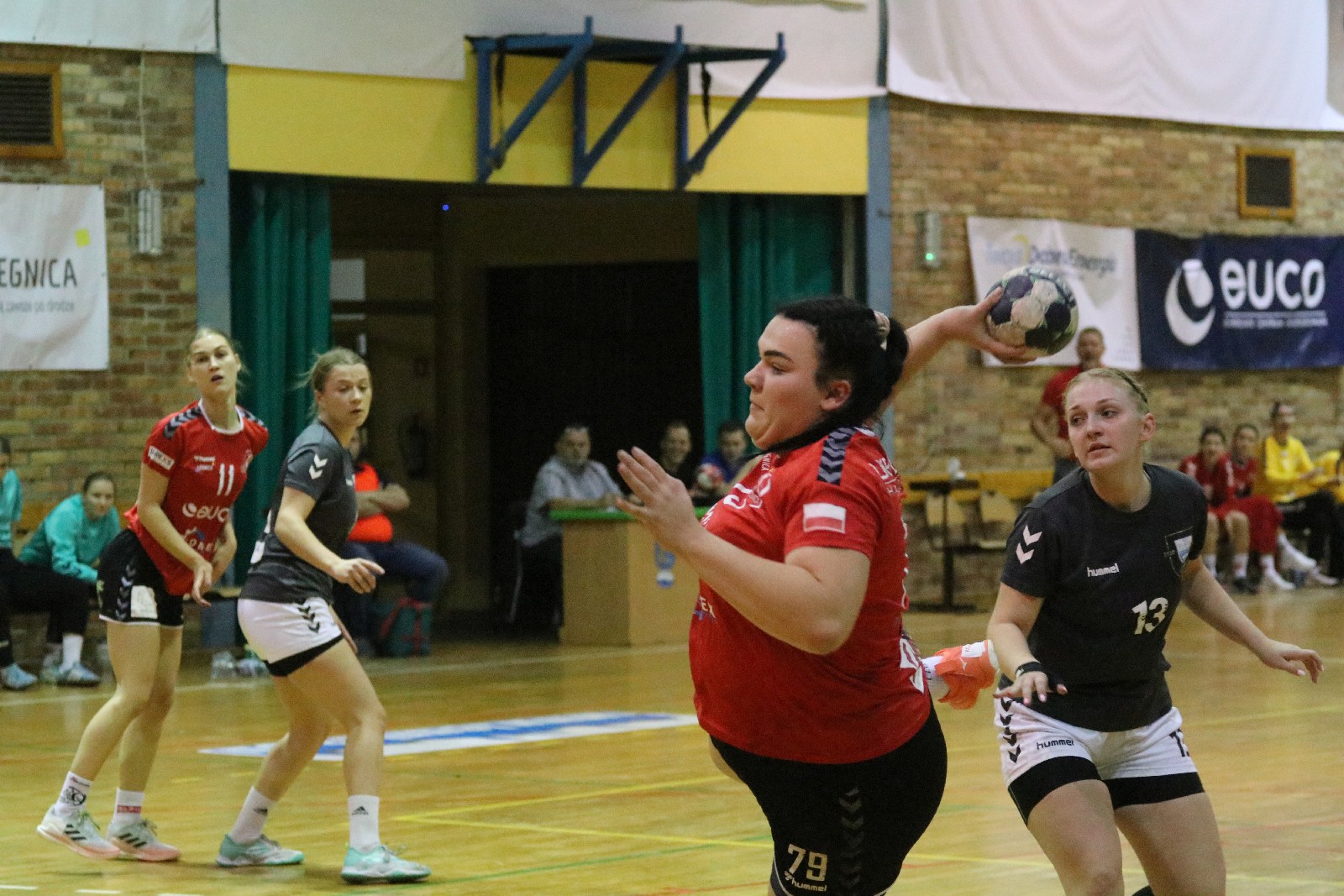 Piłkarki ręczne Dziewiątki Legnica wygrywają z Rudą Śląską