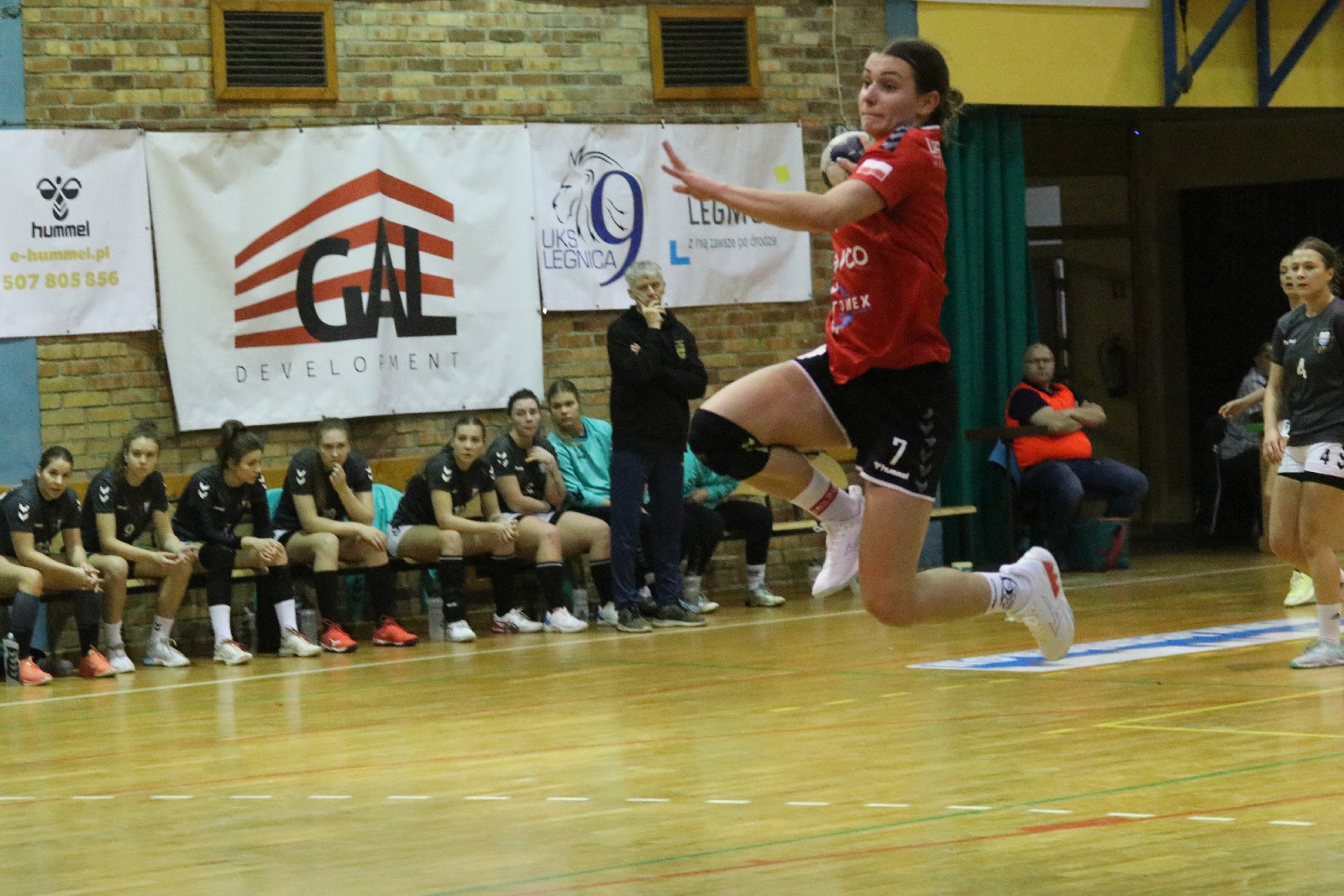 Piłkarki ręczne Dziewiątki Legnica wygrywają z Rudą Śląską