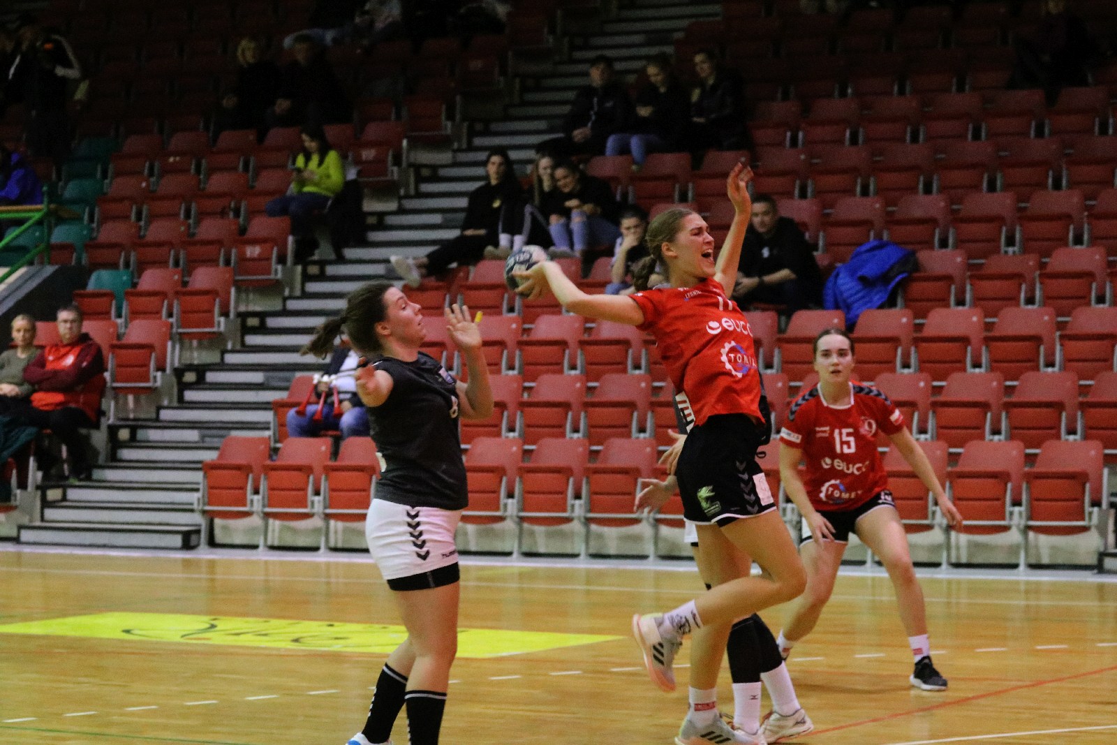 Piłkarki ręczne Dziewiątki Legnica wygrywają z Rudą Śląską