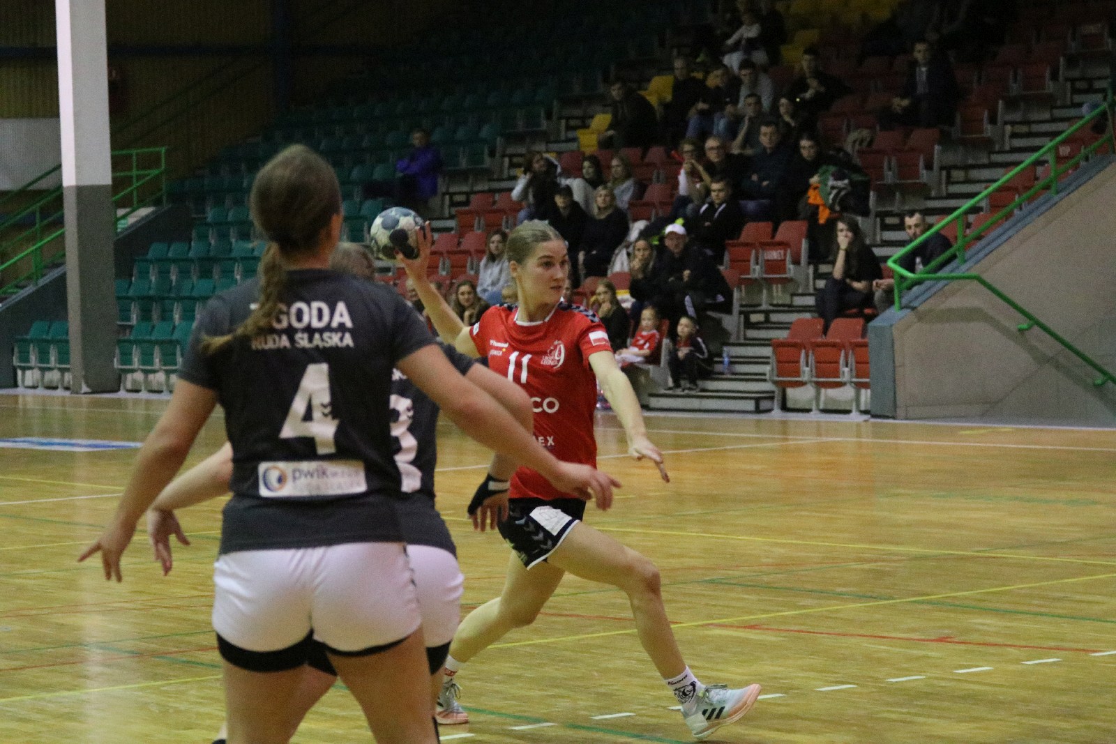 Piłkarki ręczne Dziewiątki Legnica wygrywają z Rudą Śląską