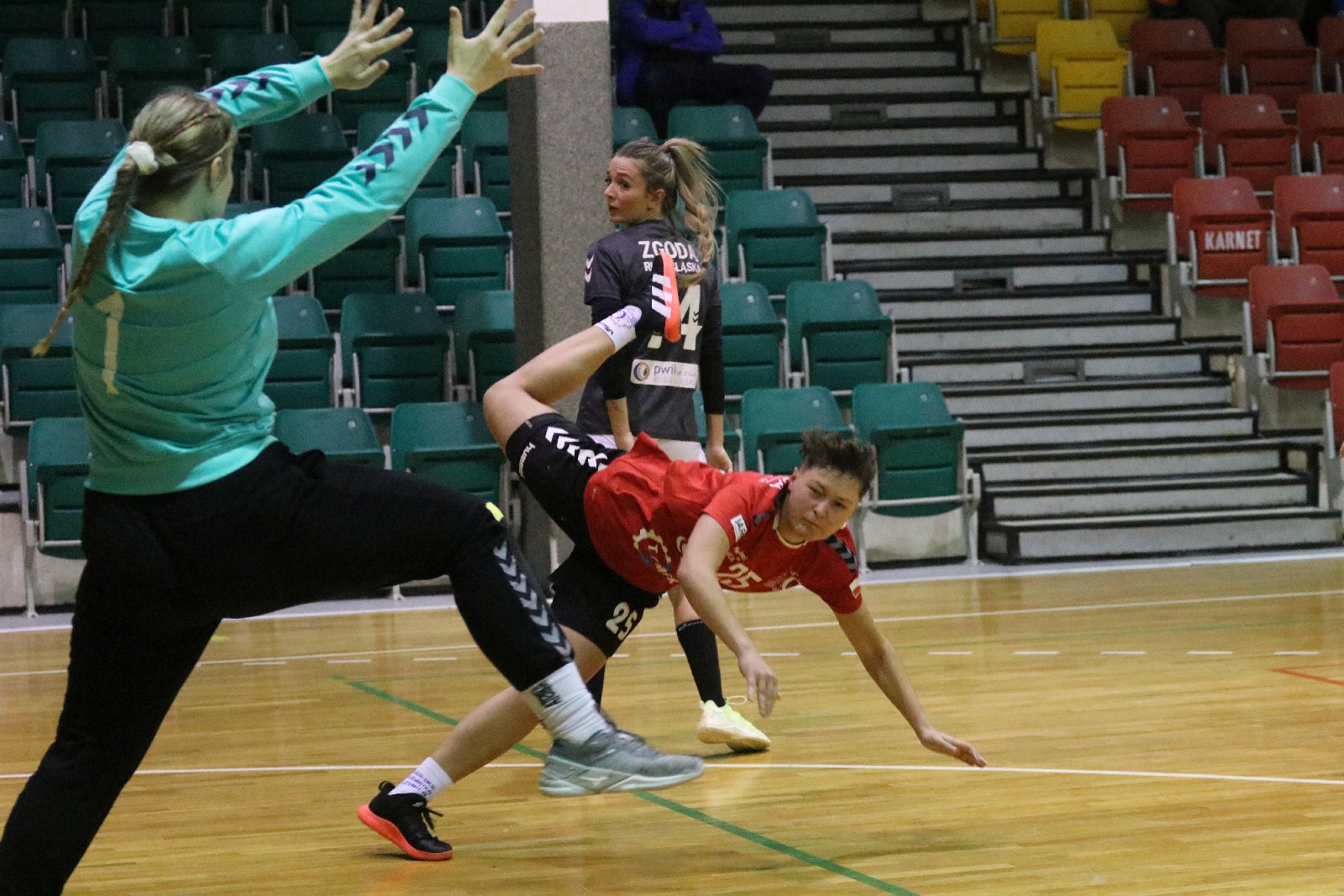 Piłkarki ręczne Dziewiątki Legnica wygrywają z Rudą Śląską