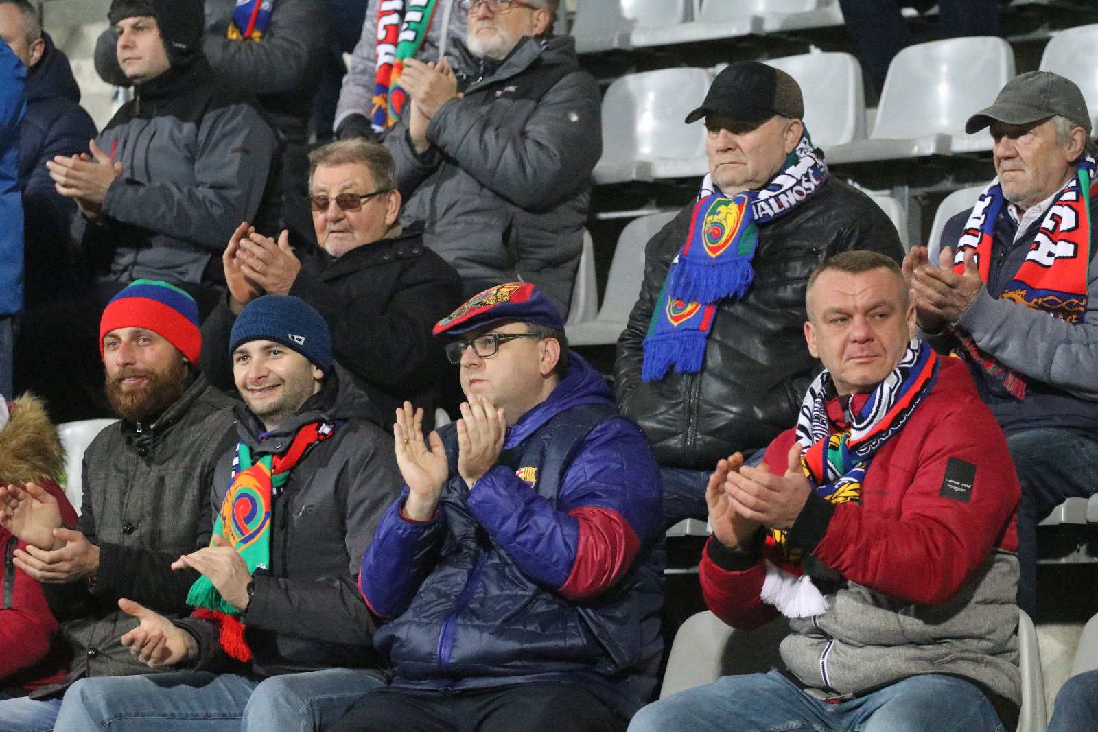 Kibice na meczu Miedź Legnica - Górnik Polkowice. Znajdź siebie!