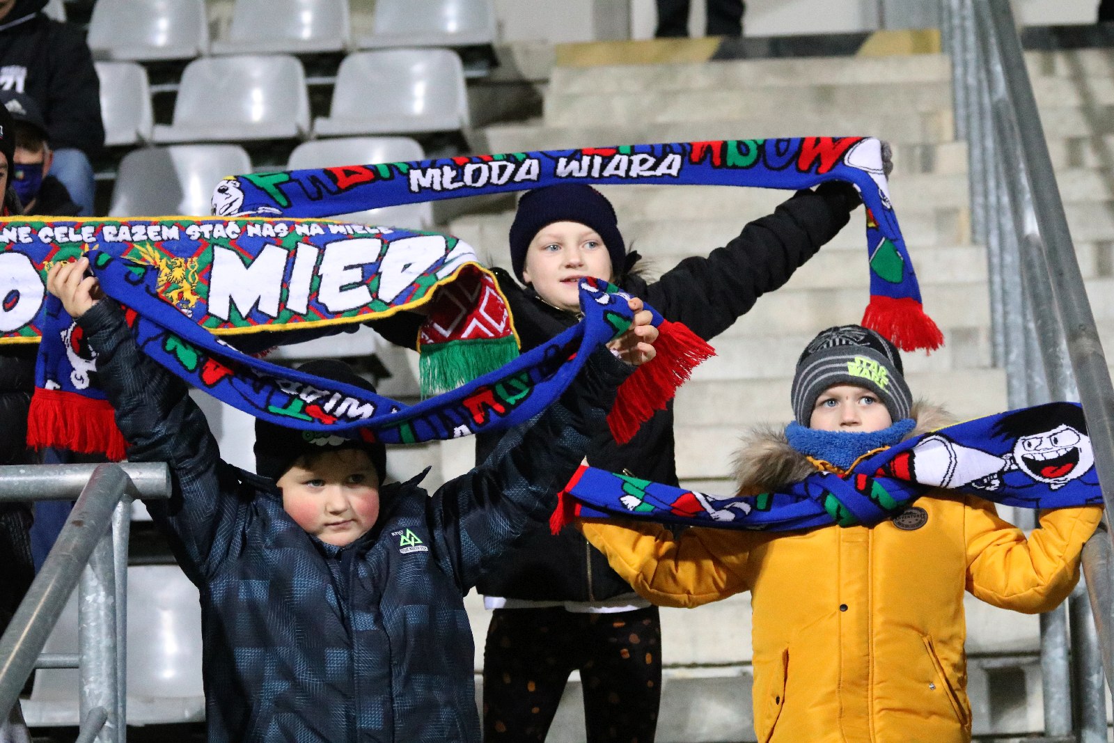 Kibice na meczu Miedź Legnica - Górnik Polkowice. Znajdź siebie!