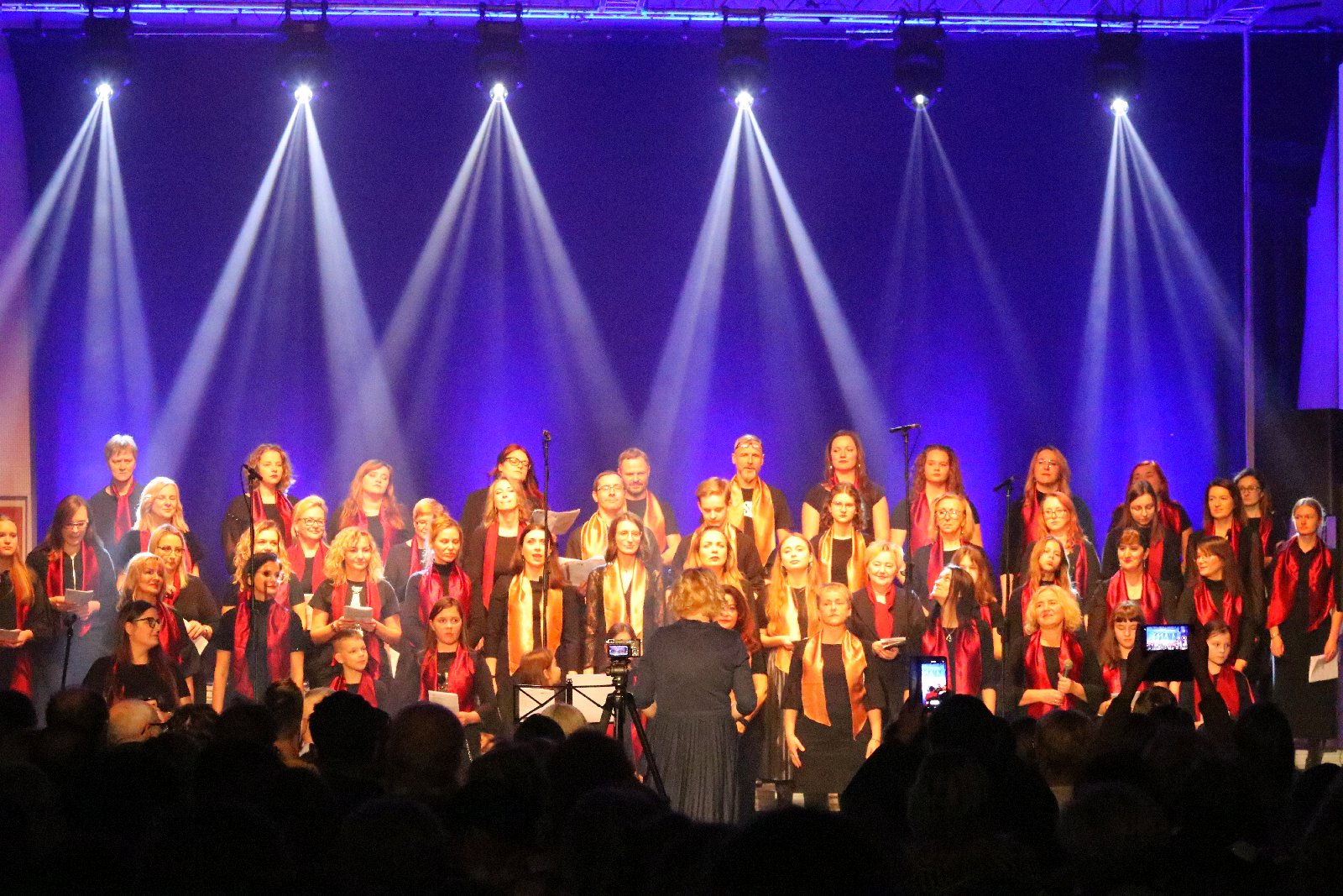 Legniczanie zaśpiewali z Mietkiem Szcześniakiem i Gospel Joy
