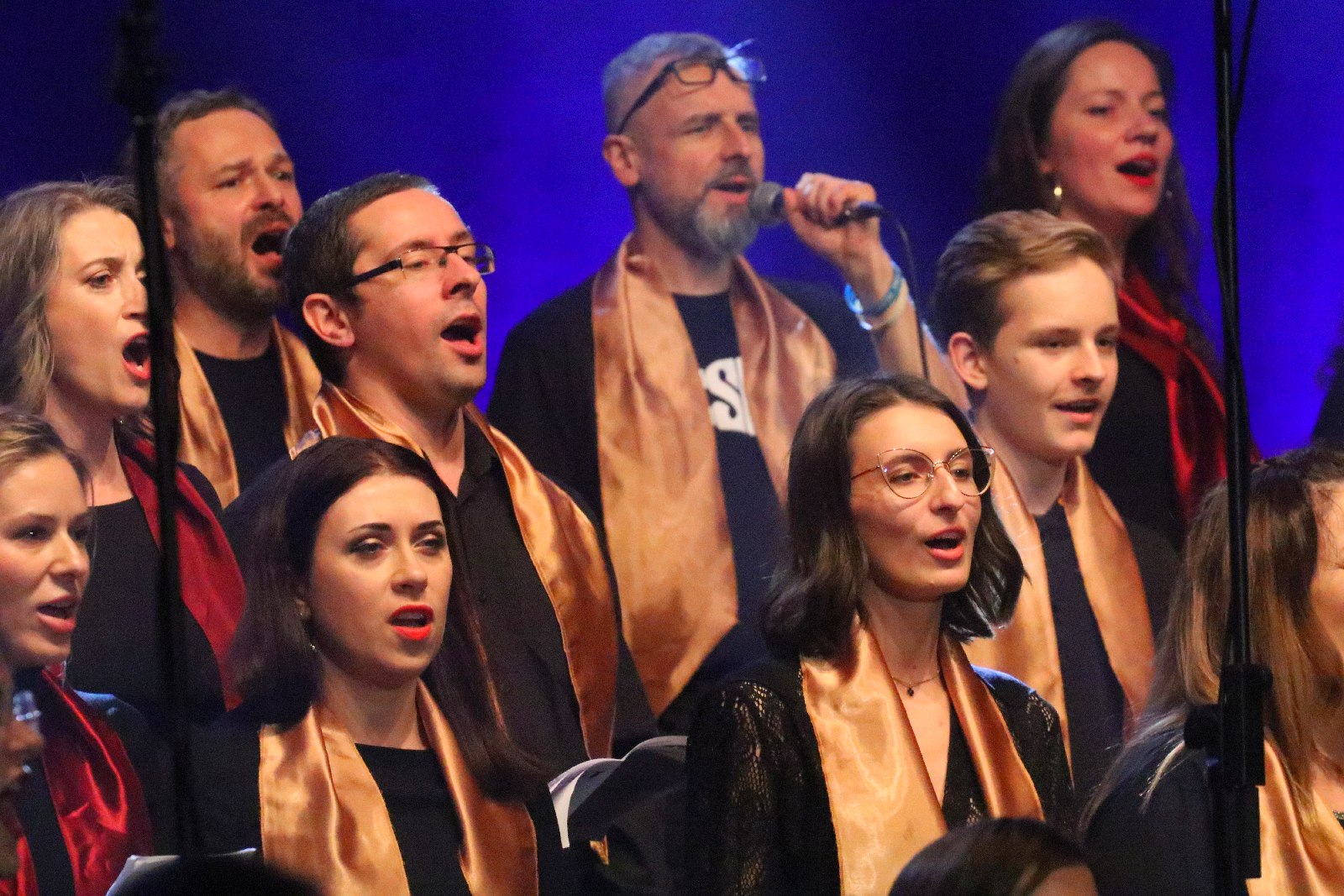 Legniczanie zaśpiewali z Mietkiem Szcześniakiem i Gospel Joy