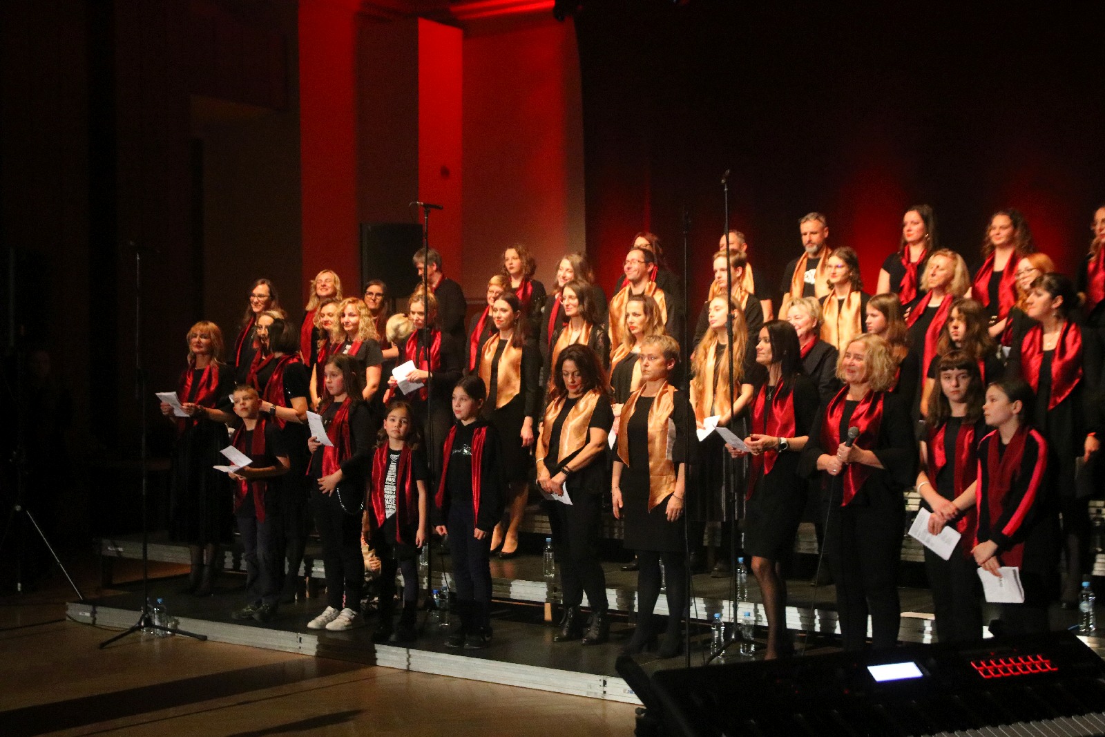 Legniczanie zaśpiewali z Mietkiem Szcześniakiem i Gospel Joy