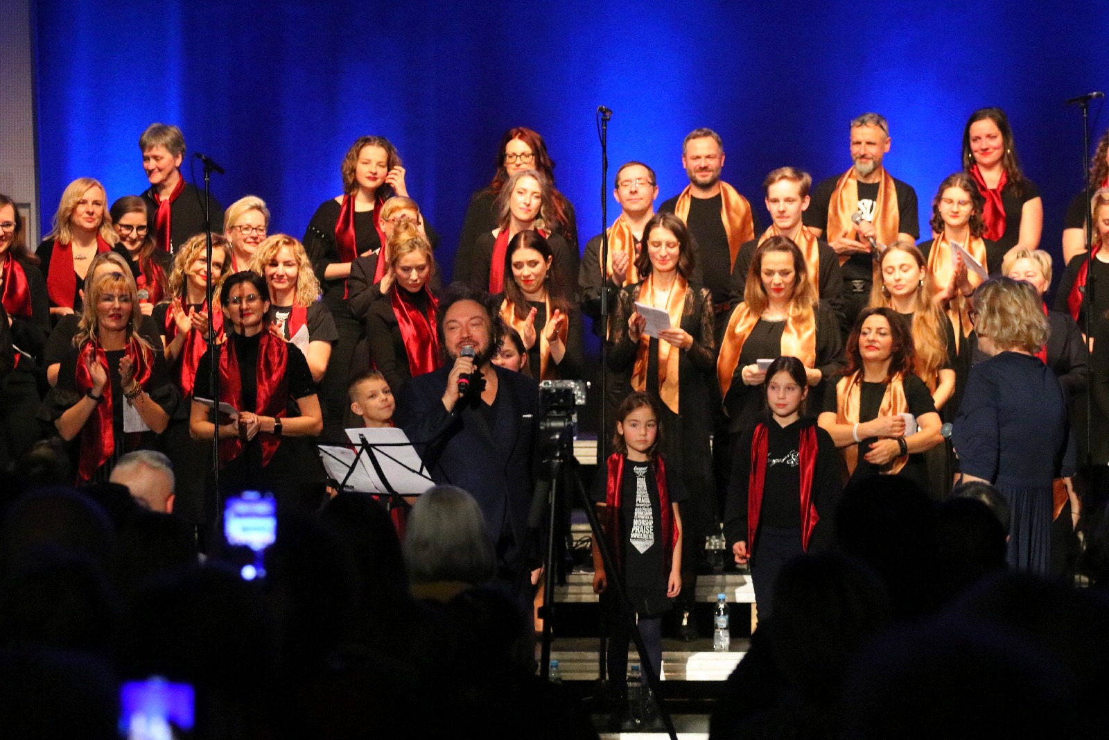 Legniczanie zaśpiewali z Mietkiem Szcześniakiem i Gospel Joy
