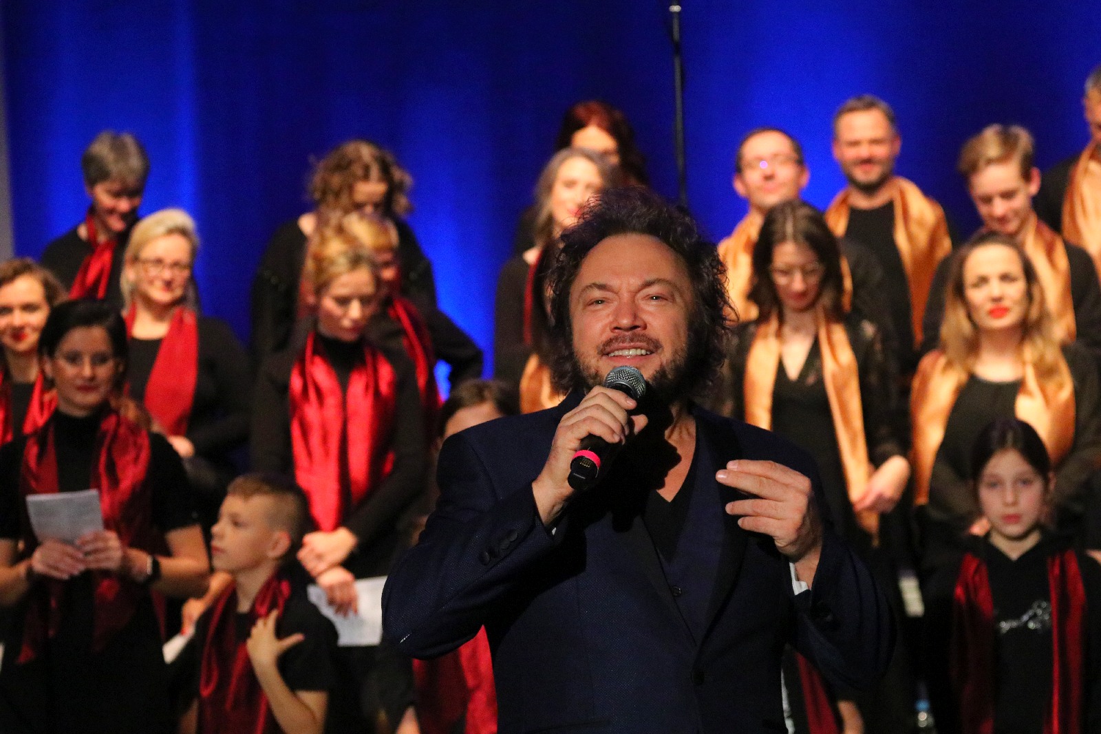 Legniczanie zaśpiewali z Mietkiem Szcześniakiem i Gospel Joy