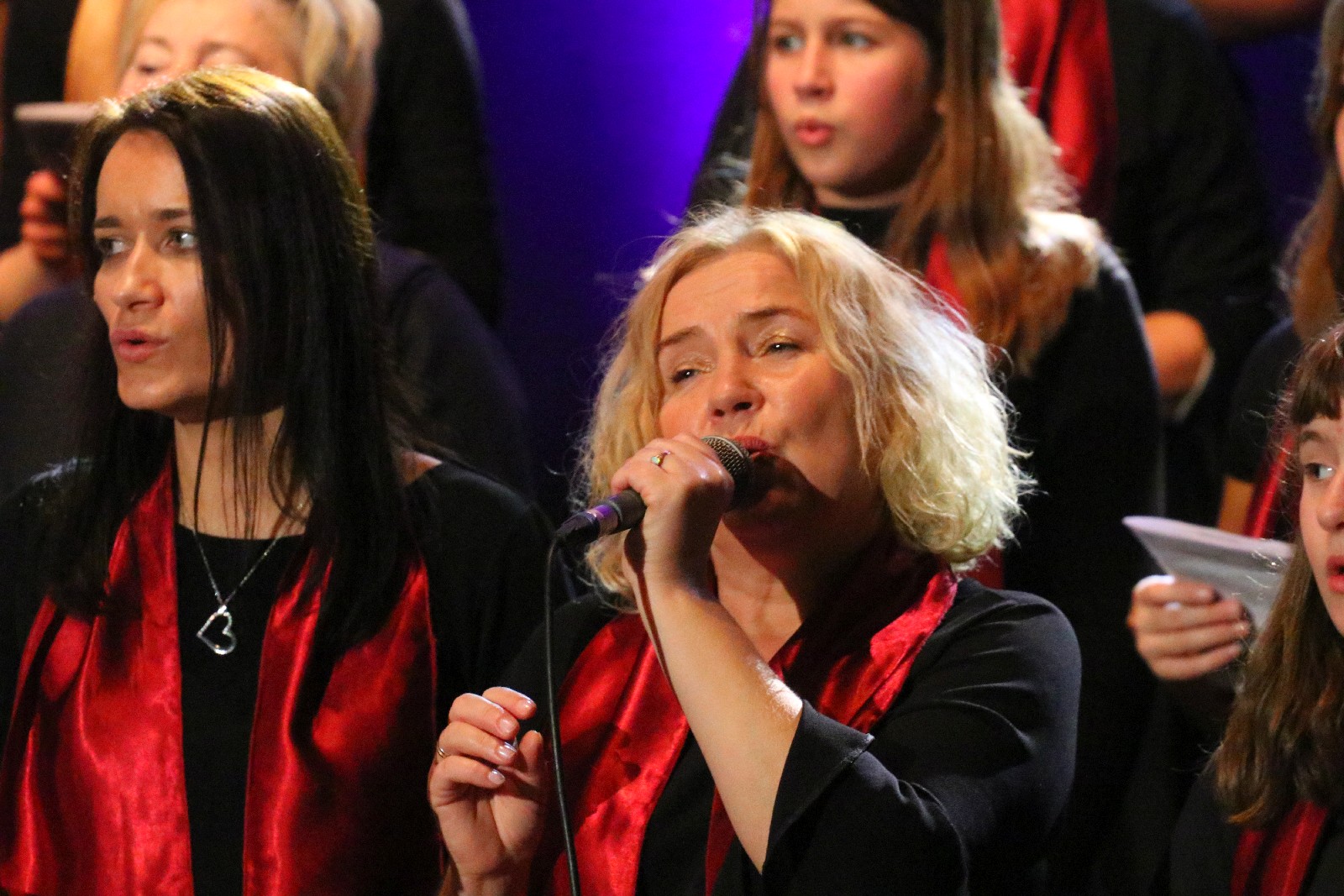 Legniczanie zaśpiewali z Mietkiem Szcześniakiem i Gospel Joy