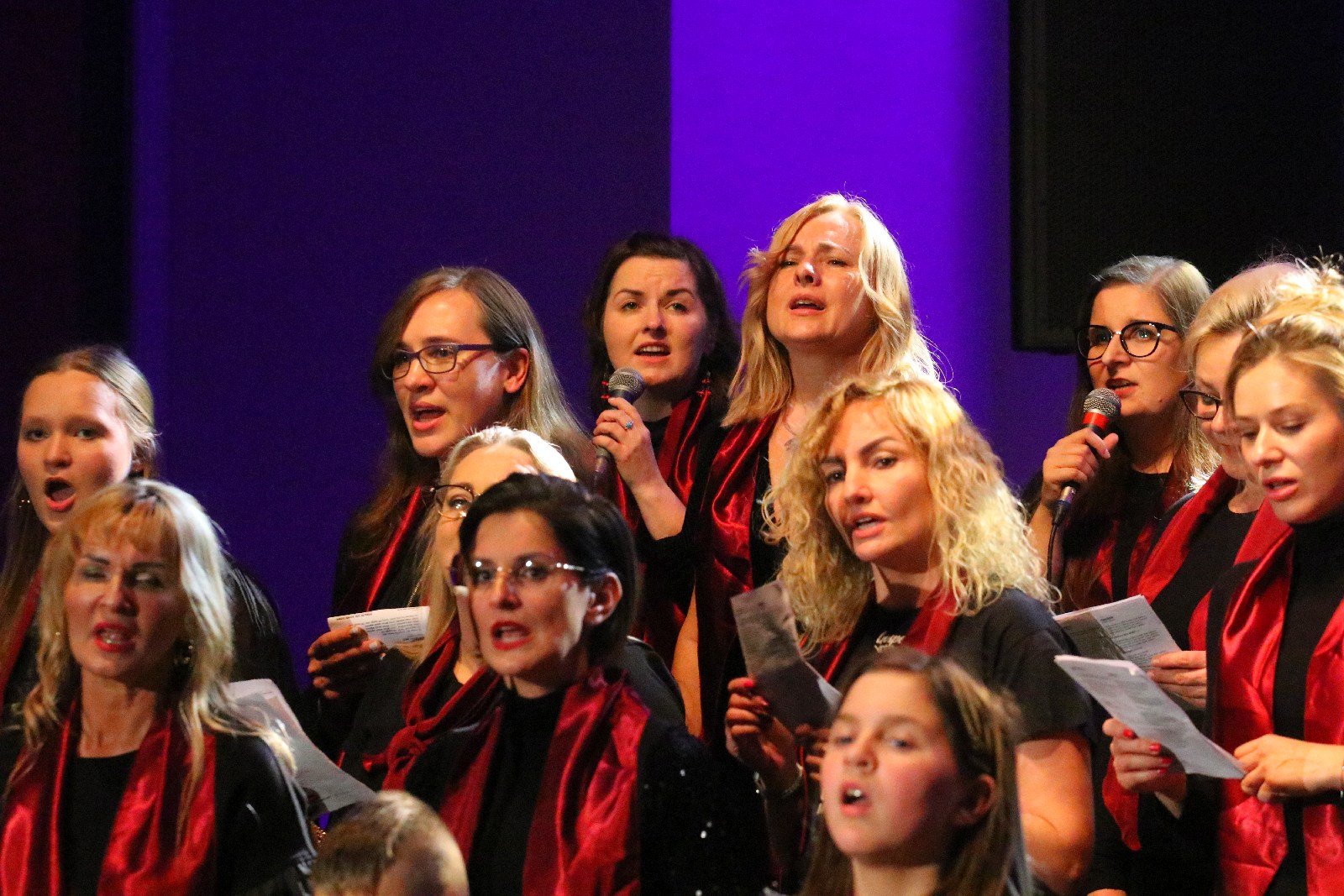 Legniczanie zaśpiewali z Mietkiem Szcześniakiem i Gospel Joy