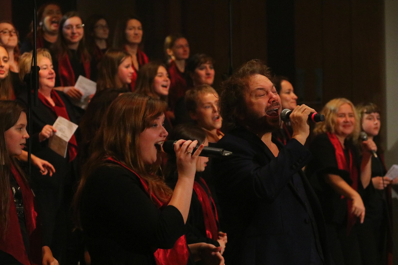 Legniczanie zaśpiewali z Mietkiem Szcześniakiem i Gospel Joy
