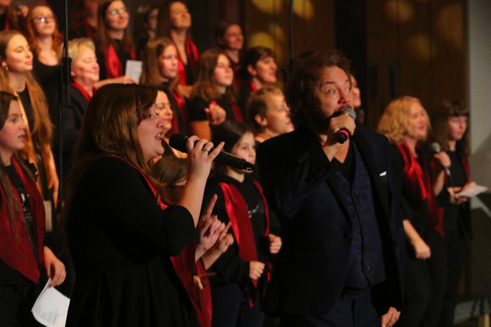 Legniczanie zaśpiewali z Mietkiem Szcześniakiem i Gospel Joy