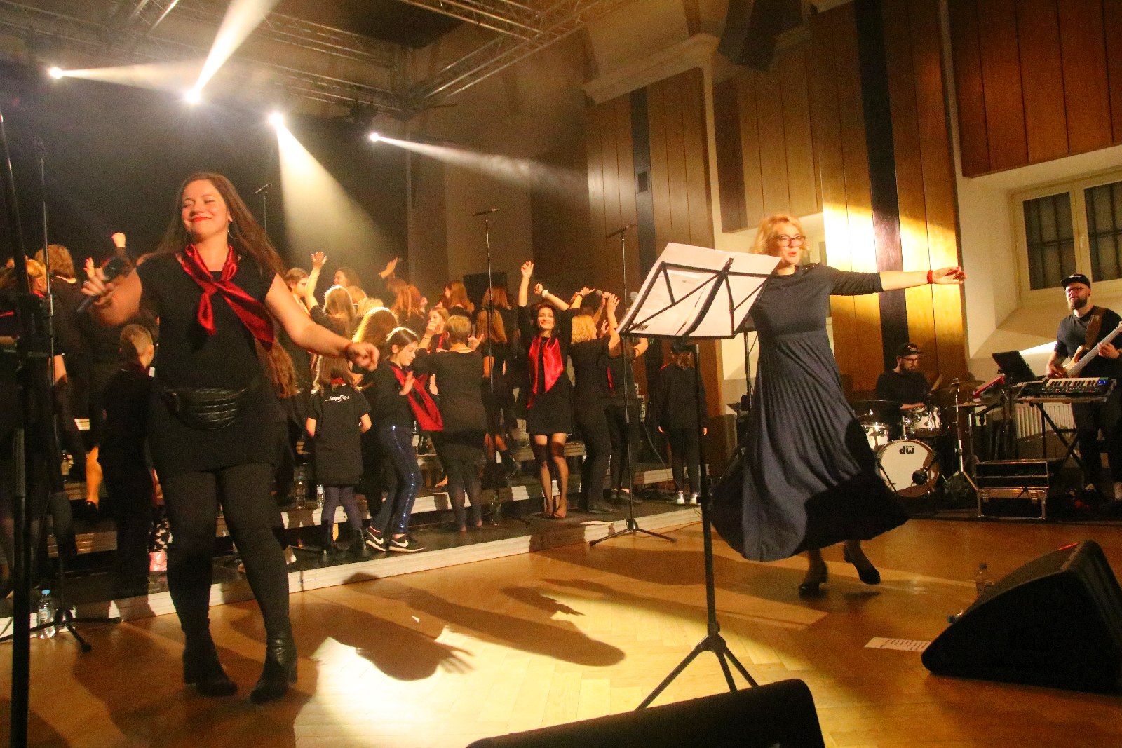 Legniczanie zaśpiewali z Mietkiem Szcześniakiem i Gospel Joy