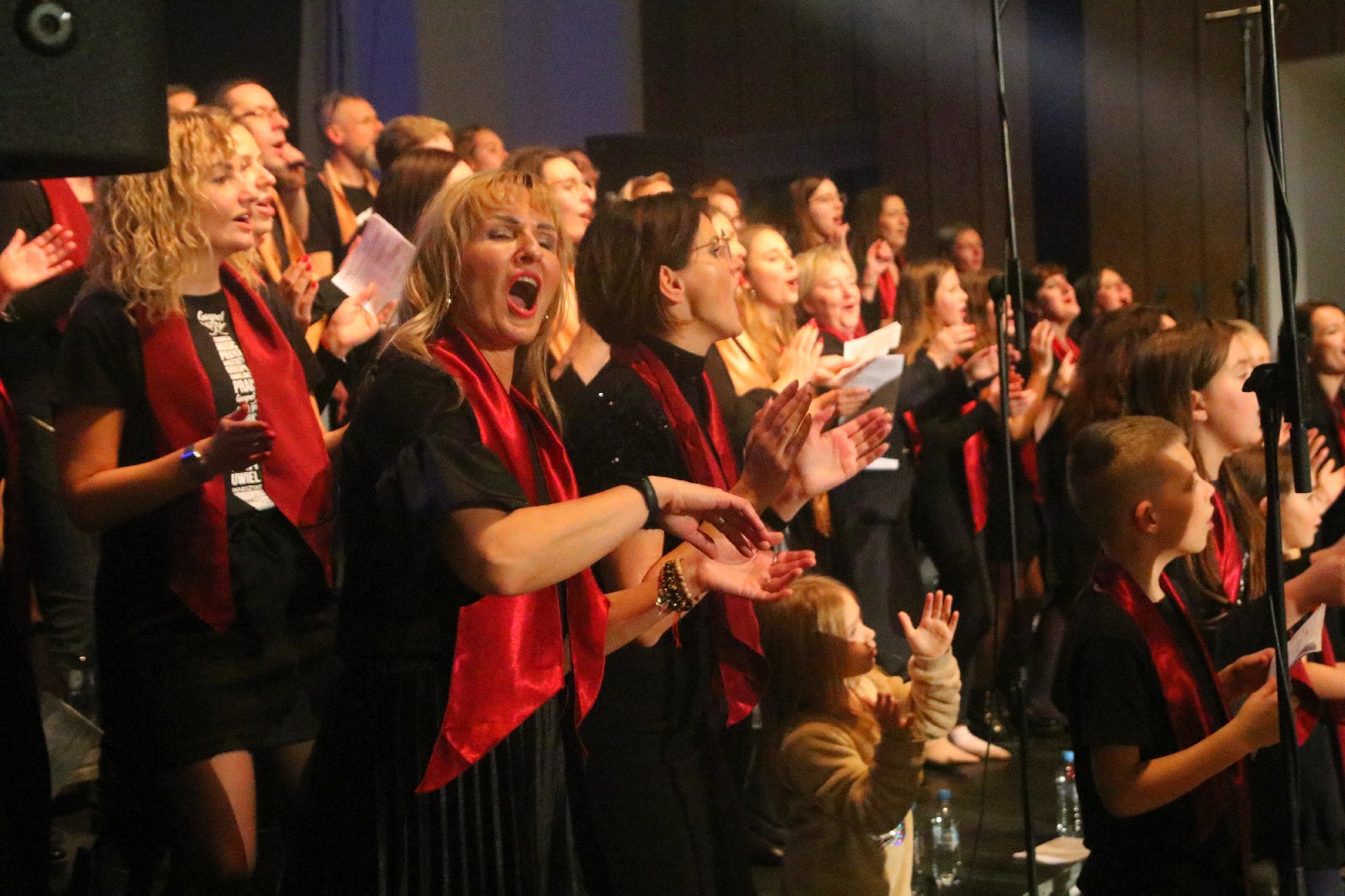 Legniczanie zaśpiewali z Mietkiem Szcześniakiem i Gospel Joy