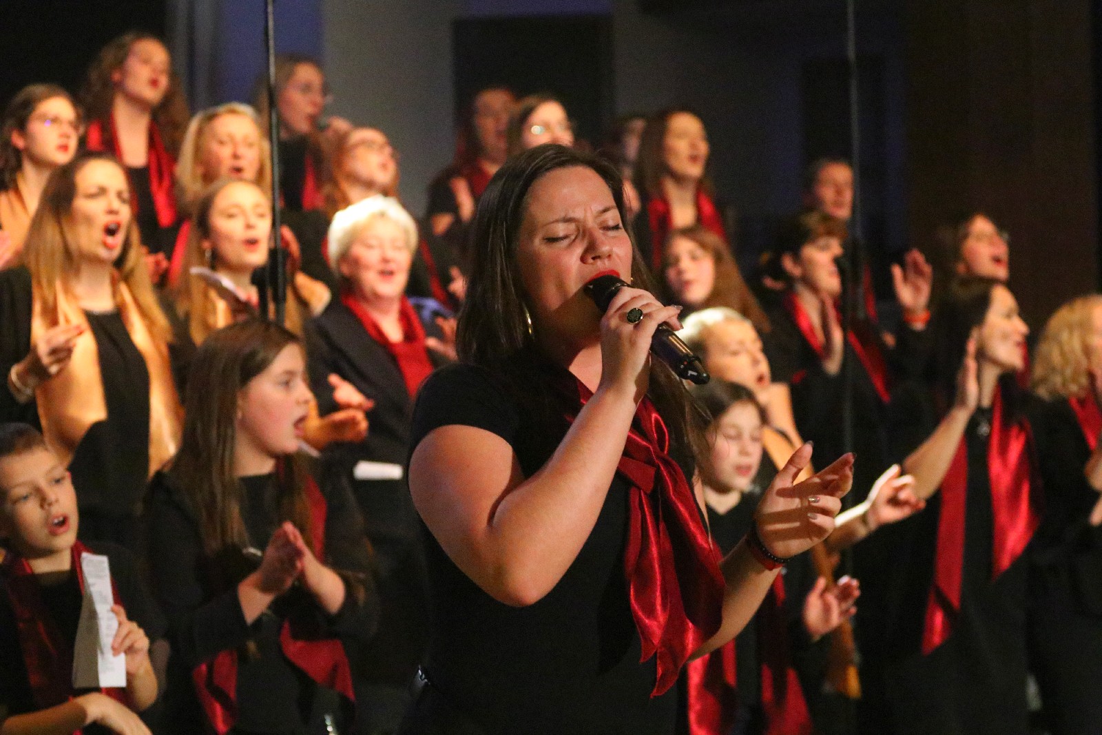 Legniczanie zaśpiewali z Mietkiem Szcześniakiem i Gospel Joy