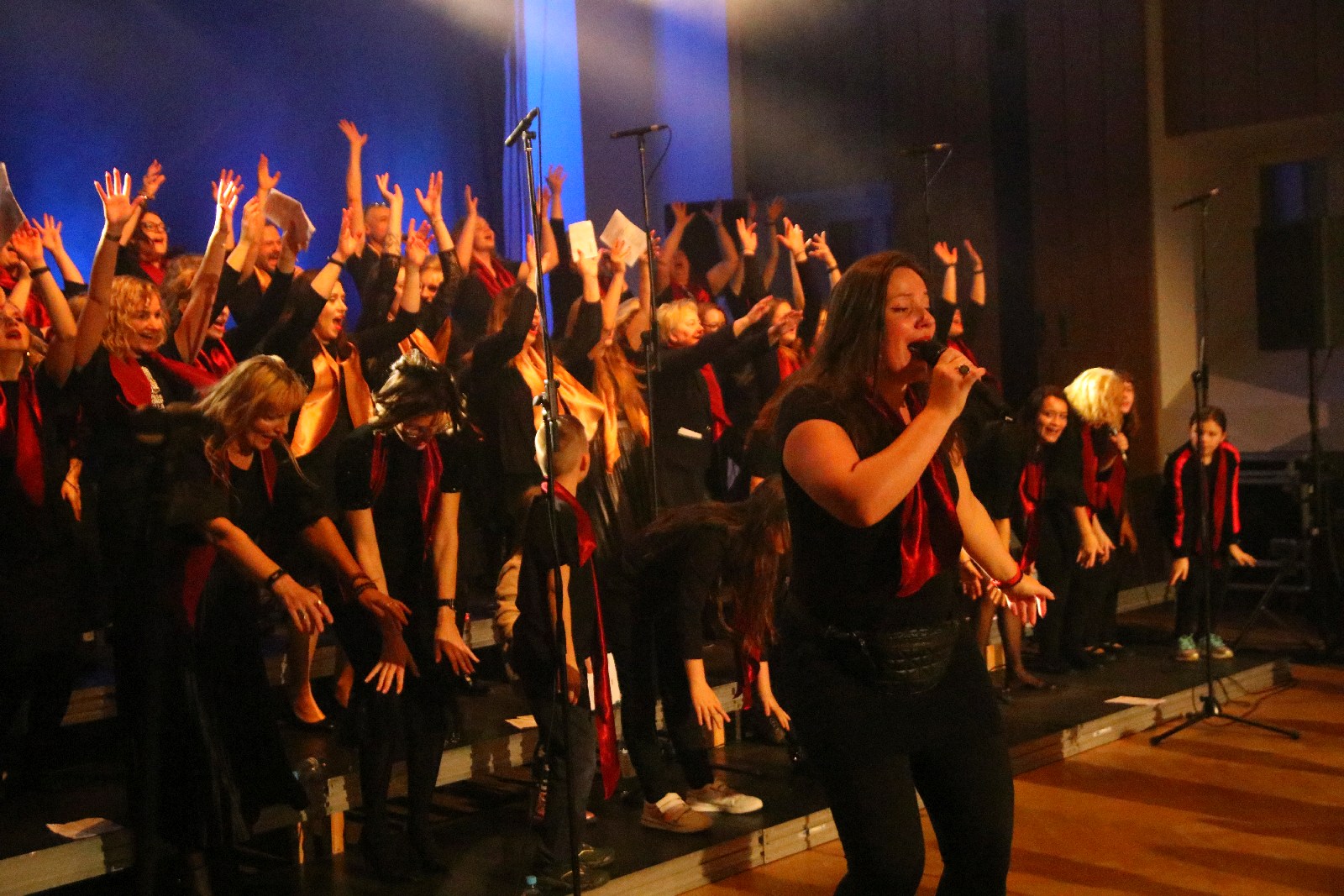 Legniczanie zaśpiewali z Mietkiem Szcześniakiem i Gospel Joy