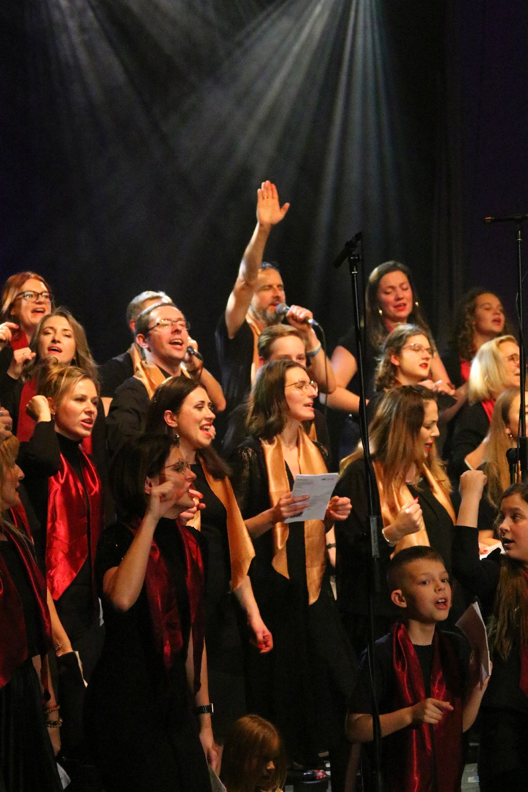 Legniczanie zaśpiewali z Mietkiem Szcześniakiem i Gospel Joy