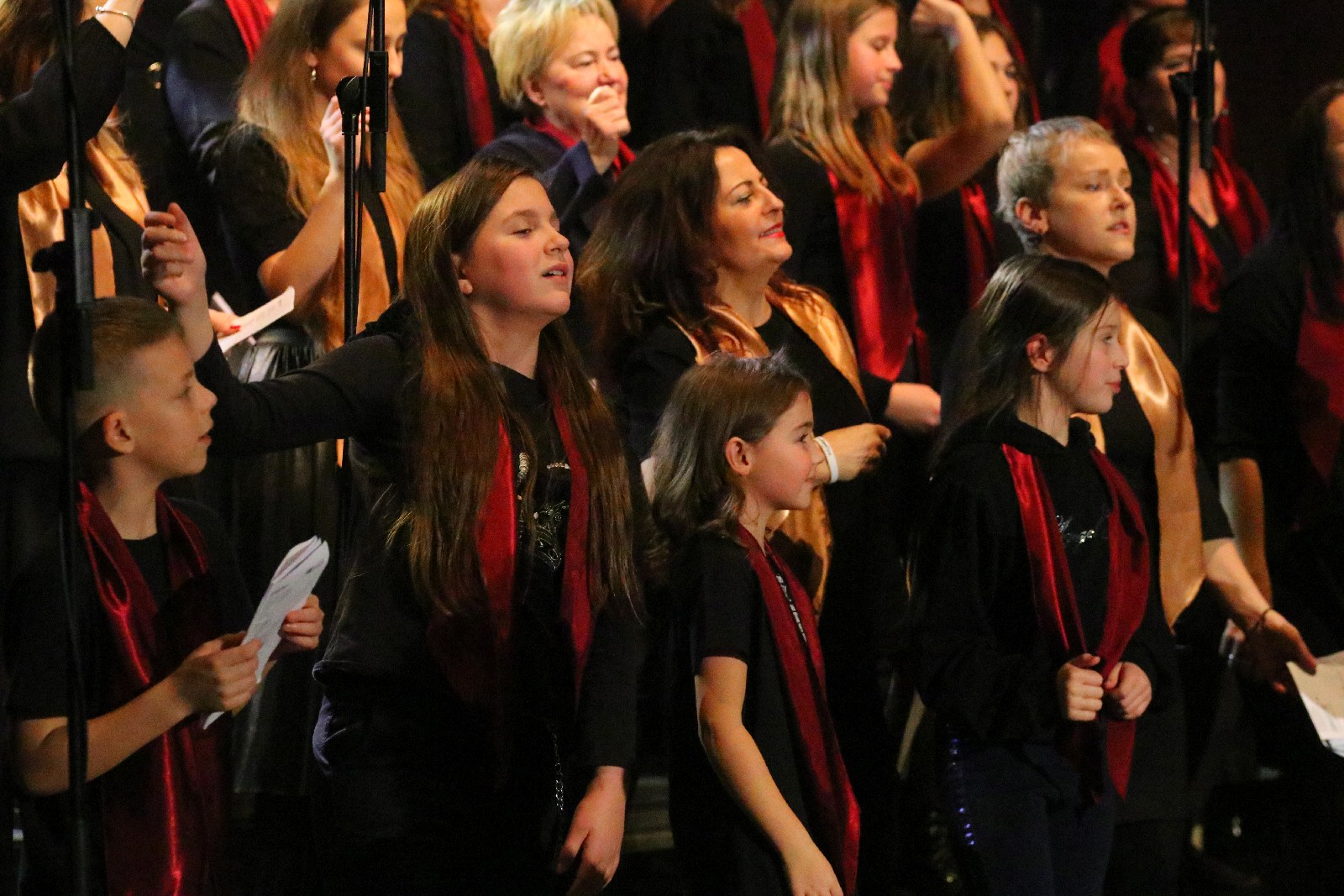 Legniczanie zaśpiewali z Mietkiem Szcześniakiem i Gospel Joy