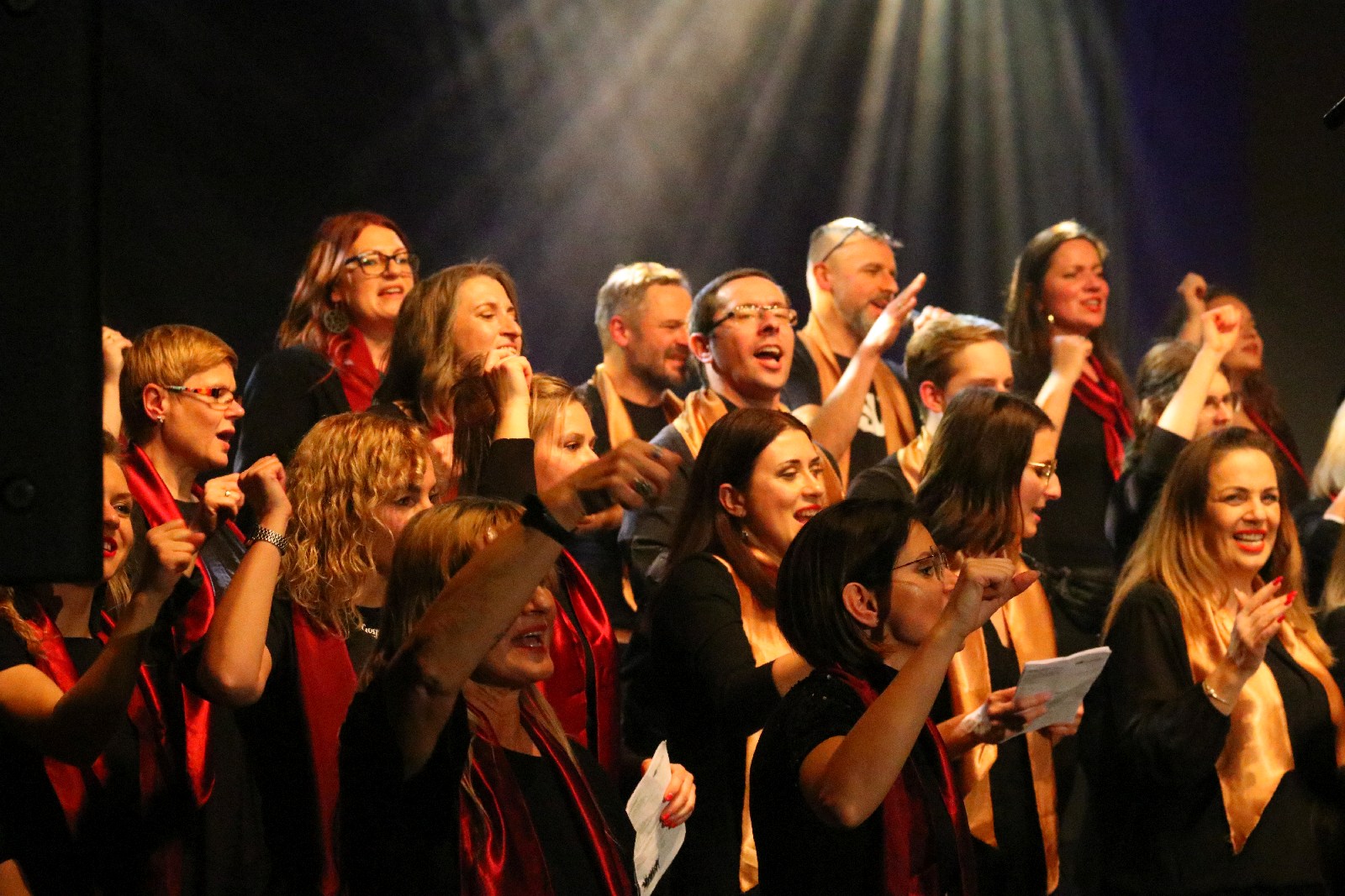 Legniczanie zaśpiewali z Mietkiem Szcześniakiem i Gospel Joy
