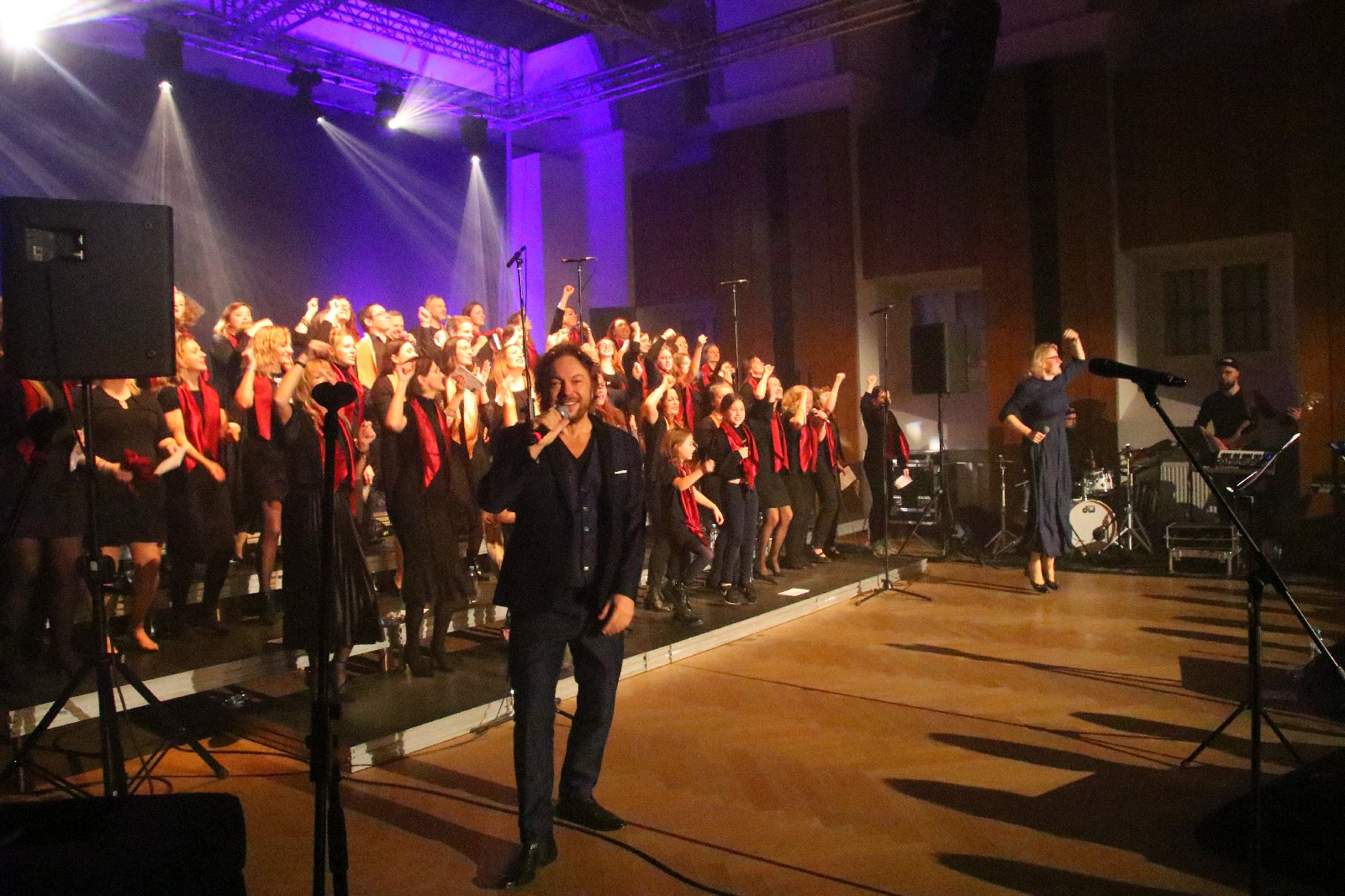 Legniczanie zaśpiewali z Mietkiem Szcześniakiem i Gospel Joy
