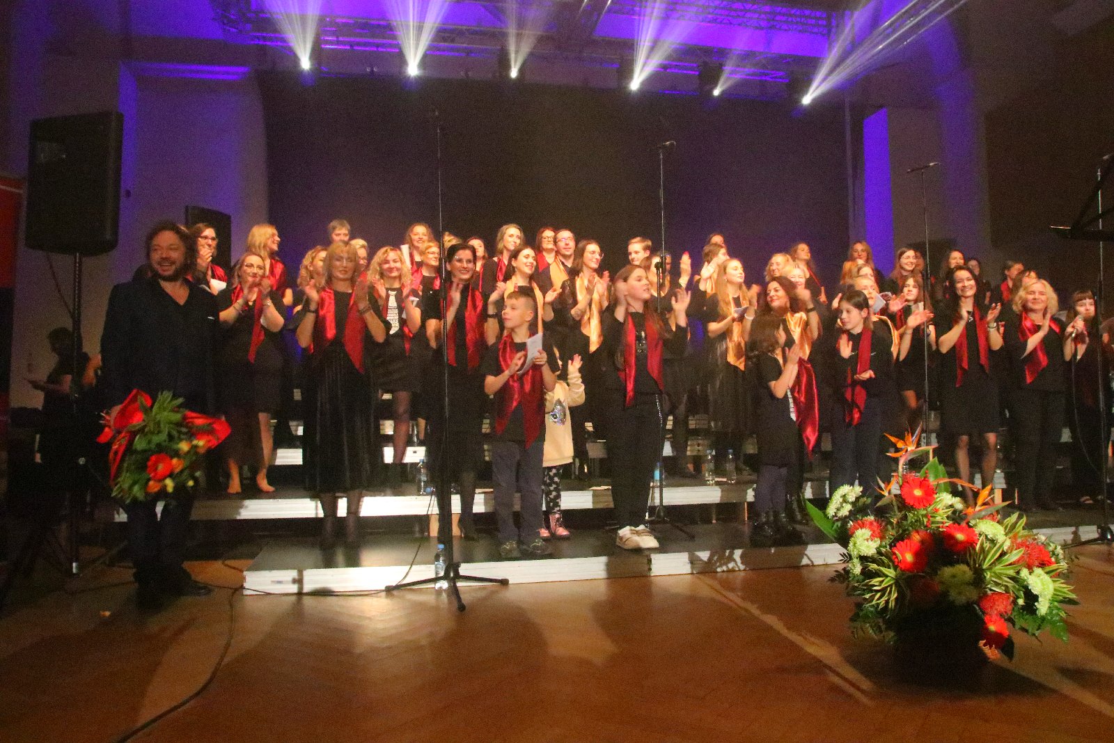 Legniczanie zaśpiewali z Mietkiem Szcześniakiem i Gospel Joy